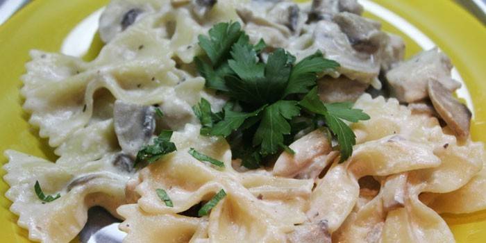 Farfalle aux champignons et au poulet dans une sauce crémeuse