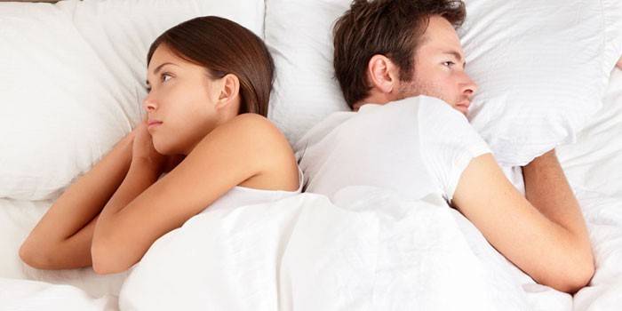 Das Mädchen und der Mann liegen im Bett