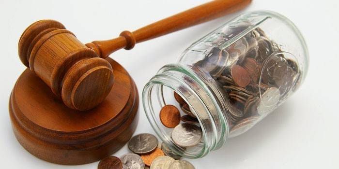 Dommerens hammer og mynter i banken