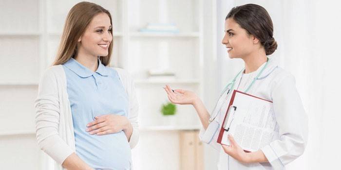 Femme enceinte et médecin