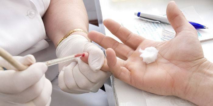 Medic bir parmağından kan alır