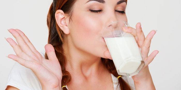 La ragazza beve kefir