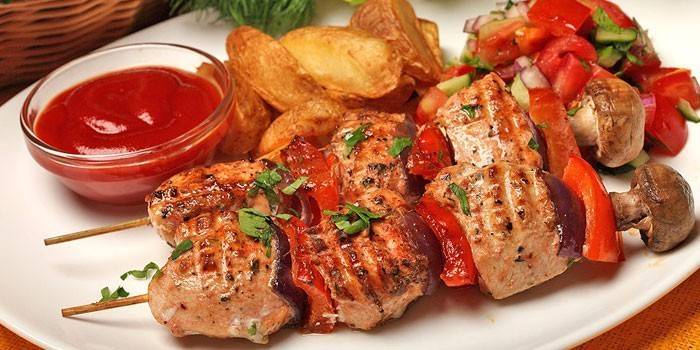 Valmis kebab vihanneksilla ja kastikkeella