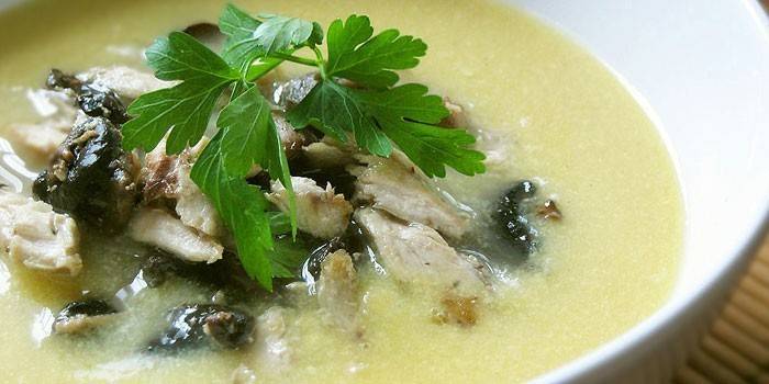 Platte mit Champignonsuppenpüree mit Hähnchenstücken