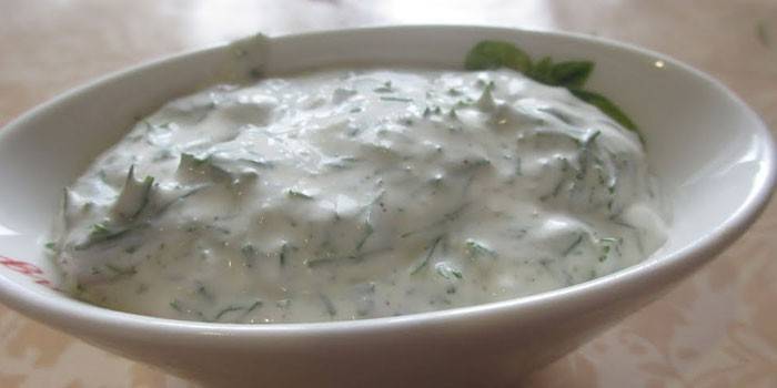 Molho de kefir caseiro com endro em um prato