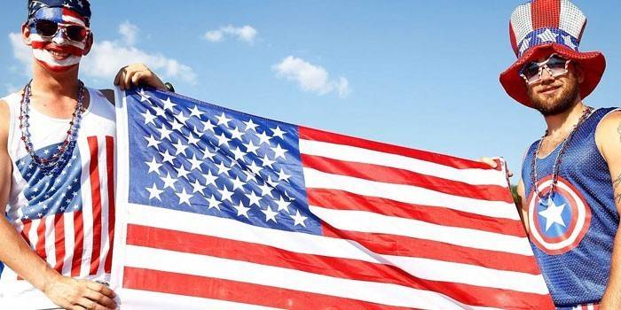 Hommes avec drapeau américain