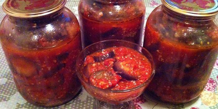 Salad cà tím trong lọ và một cái bát
