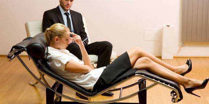 Cô gái tại quầy tiếp tân của một nhà tâm lý học