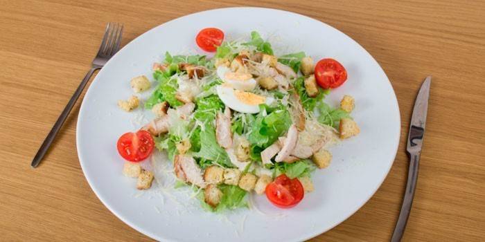 Dijon hardalı soslu Sezar salatası çeşitleri