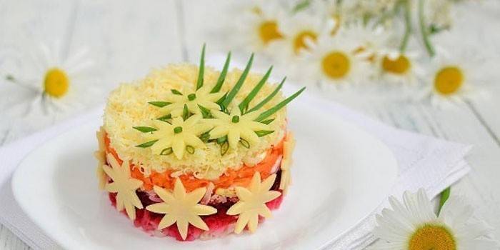 Rødbetsalat med rødbeter før servering