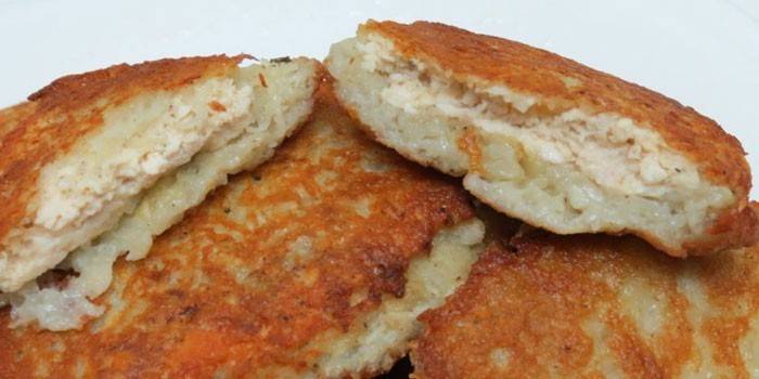 Kıyılmış tavuk ile kızarmış patates pancakes