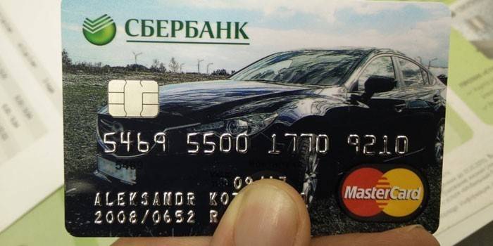 Sberbank műanyag kártya a kezében