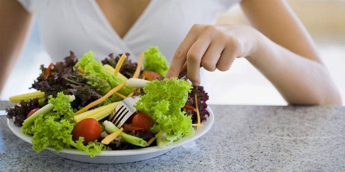 Mädchen isst Gemüsesalat