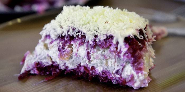 Hering unter einem Pelzmantel mit Käse
