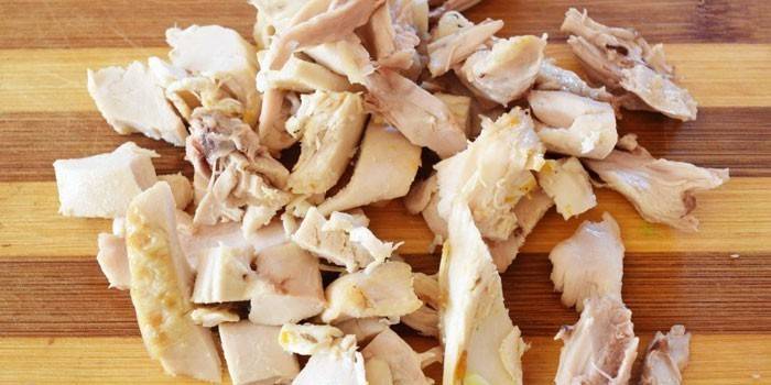 Geschnittenes gekochtes Huhn auf einem Schneidebrett