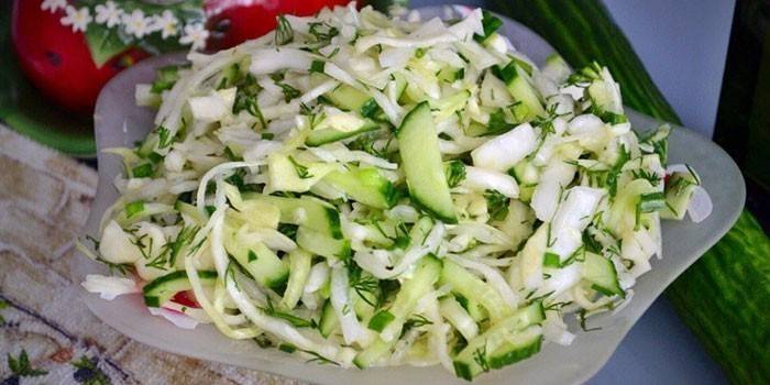 Краставци са купусом и зачинским биљем