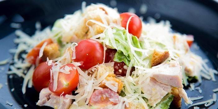 Geräucherte Hähnchenbrust und Hartkäsesalat