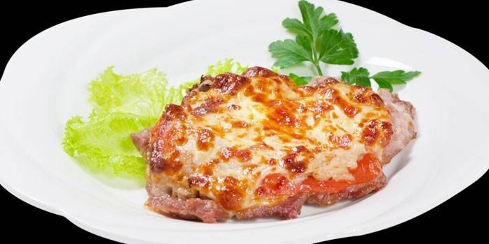 เนื้อสัตว์ที่ปรุงสุกแล้วปรุงในฝรั่งเศสบนจาน