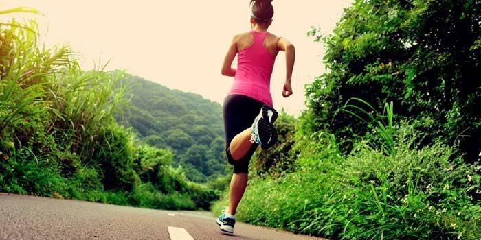 La ragazza corre sull'autostrada