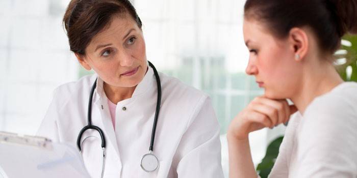 Garota na consulta do médico