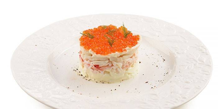 Phục vụ salad mực với trứng cá muối đỏ