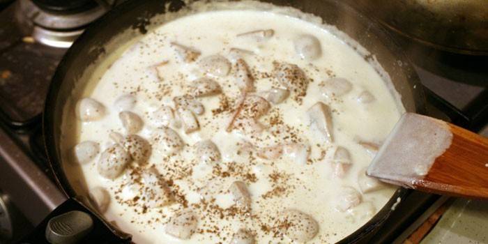Szeletelt csirke krémmel egy serpenyőben
