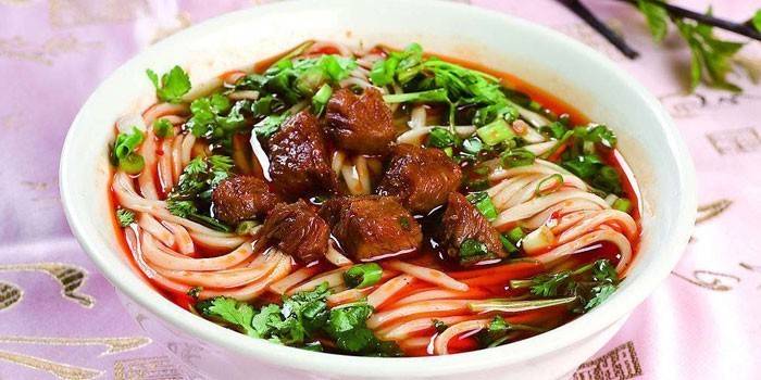 Lagman de carne de porco pronto-feito em uma placa