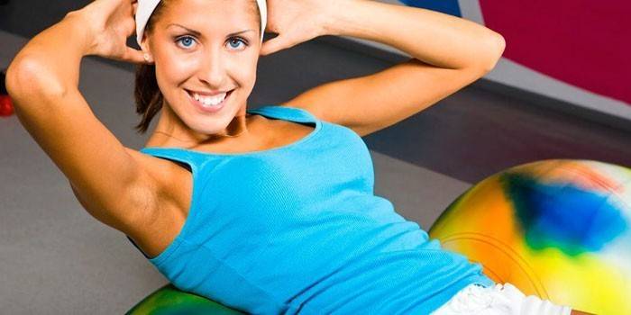 Pige ryster på fitball