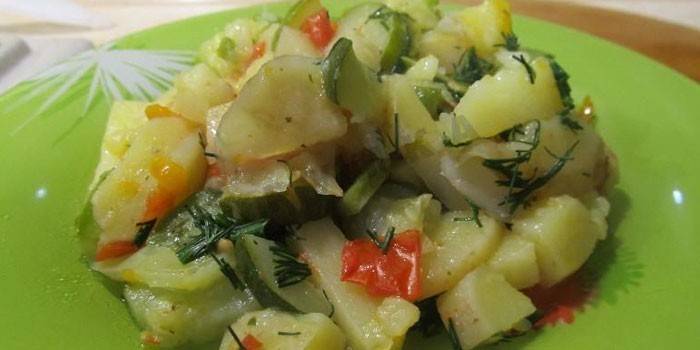 Mittagessen mit Kartoffeln und Zucchini