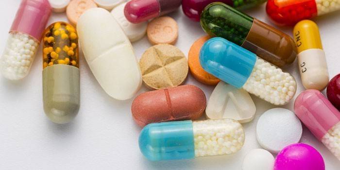 Tablete multicolore și capsule