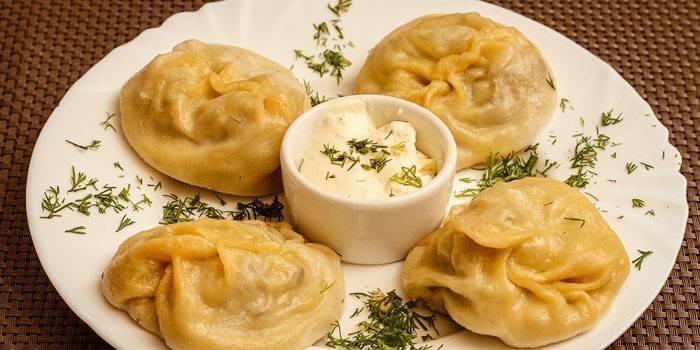 A tatár recept szerint főtt manti tejföllel