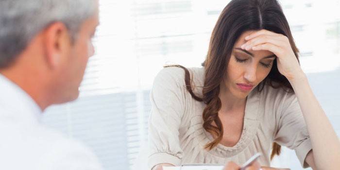 Ragazza alla consultazione con un medico