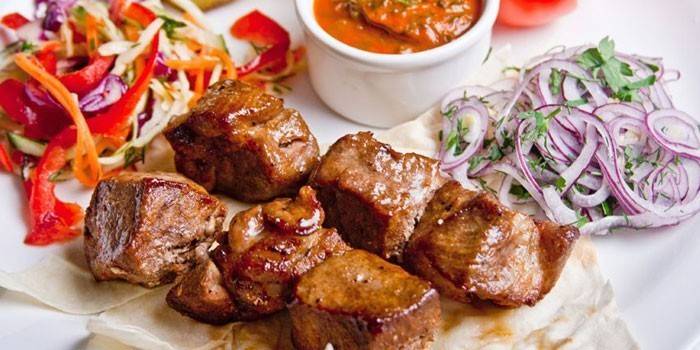 Viipaloitu sianliha salaateilla ja kastikkeella