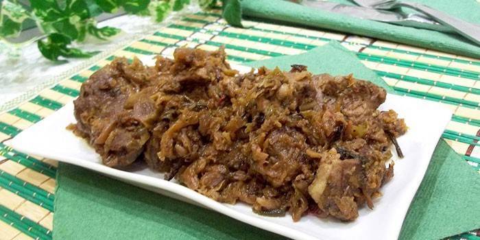 Estofado de col de col rizada con carne de cerdo