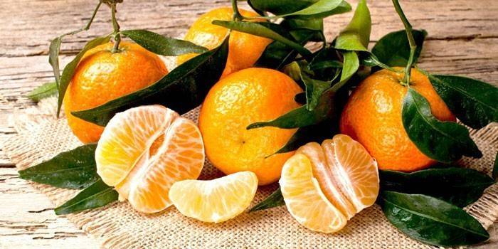 Mandarinen geschält und geschält