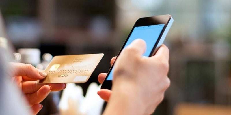 Téléphone et carte de crédit en mains