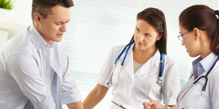 Homme chez le médecin
