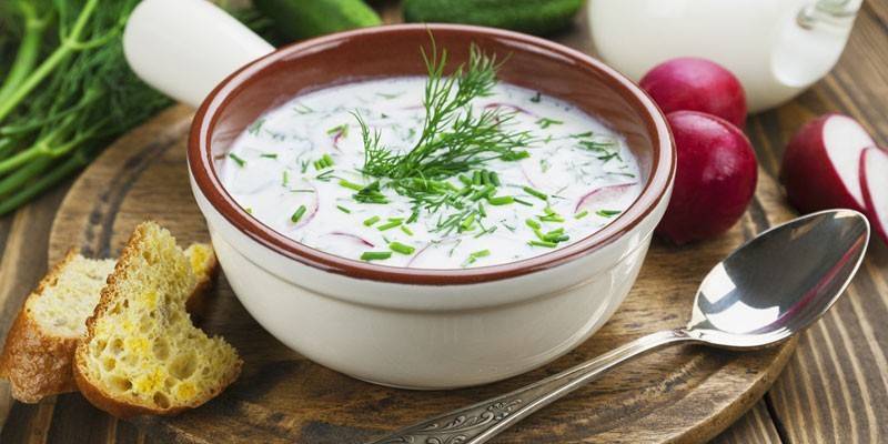 Okroshka กับไส้กรอกและหัวไชเท้า