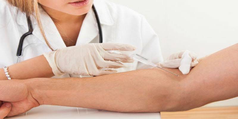 Le médecin fait une injection intraveineuse