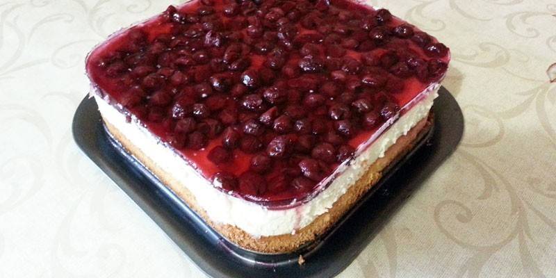 Gâteau au fromage cottage avec gélatine et cerise sans cuisson