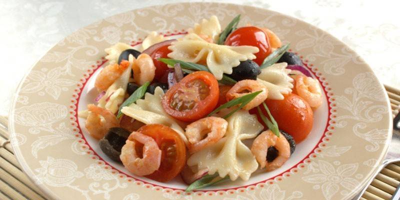 สลัดอาหารทะเลและ Farfalle