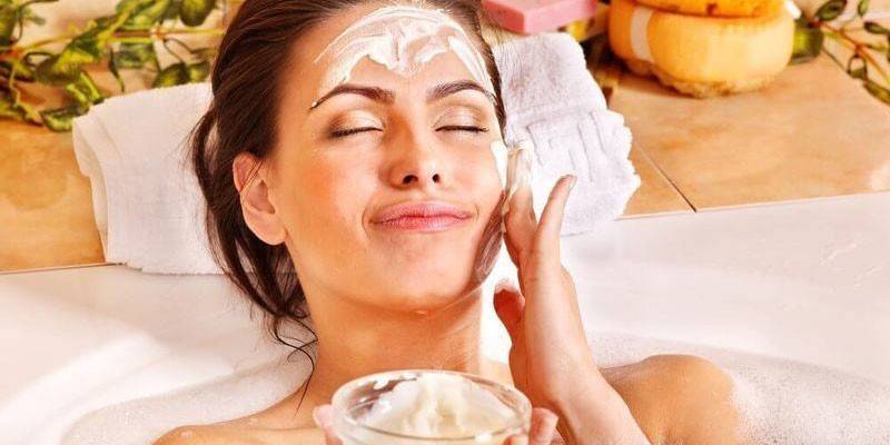 Femme met le maquillage sur le visage