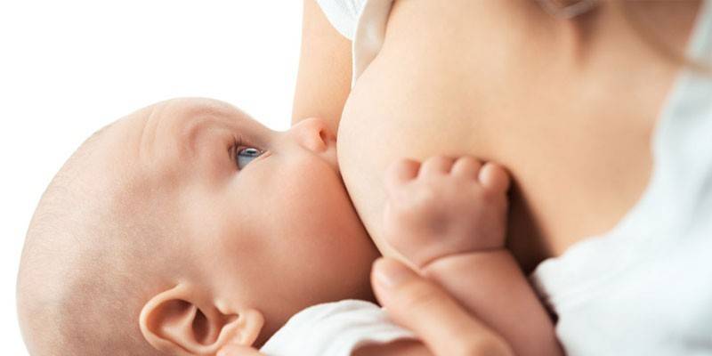 Frau, die ein Baby stillt