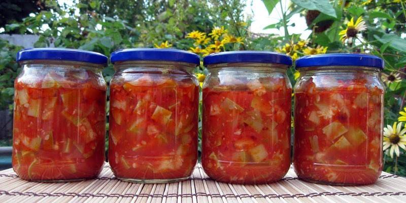 Salade d'hiver de tomates et courgettes