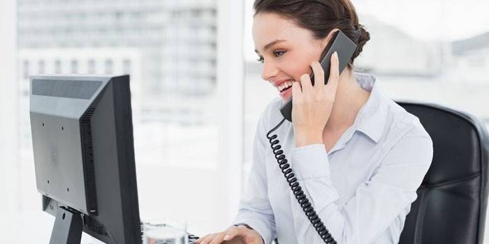 فتاة تتحدث على الهاتف