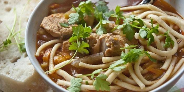 Lagman amb pollastre a la cuina lenta