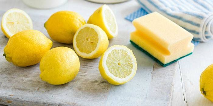 Lemon at Punasan ng espongha