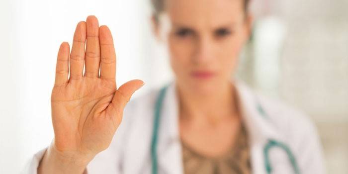 Le docteur étendit sa main en avant