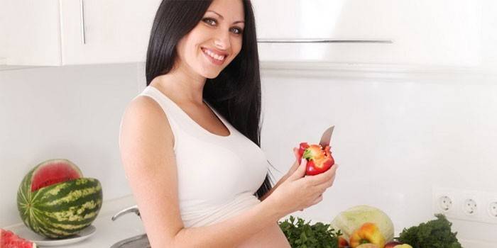 Femme épluche des légumes