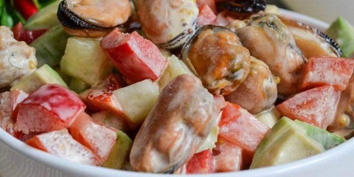 Дијетална салата са дагњама и авокадом